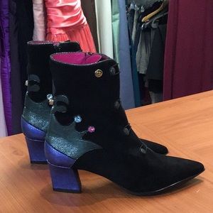 Chanii B Designer Suede Ankle Boots CA Size 10